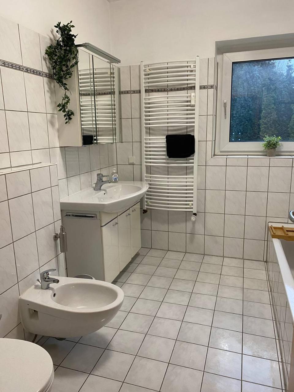 Haus Mit Garten - Kingbett - Wifi - Parkplatz Essen Exterior foto